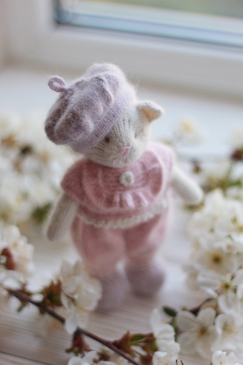 Rosette Cat Knitting Pattern