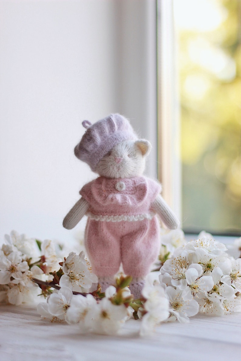 Rosette Cat Knitting Pattern