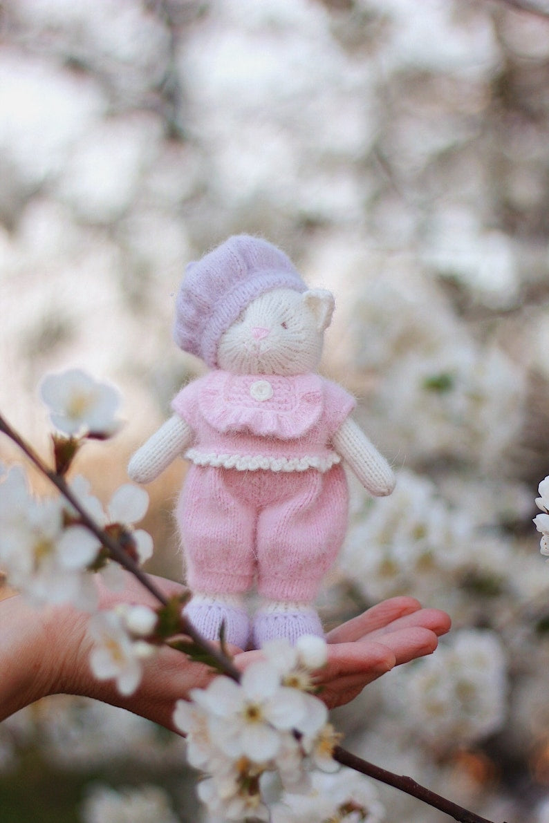 Rosette Cat Knitting Pattern