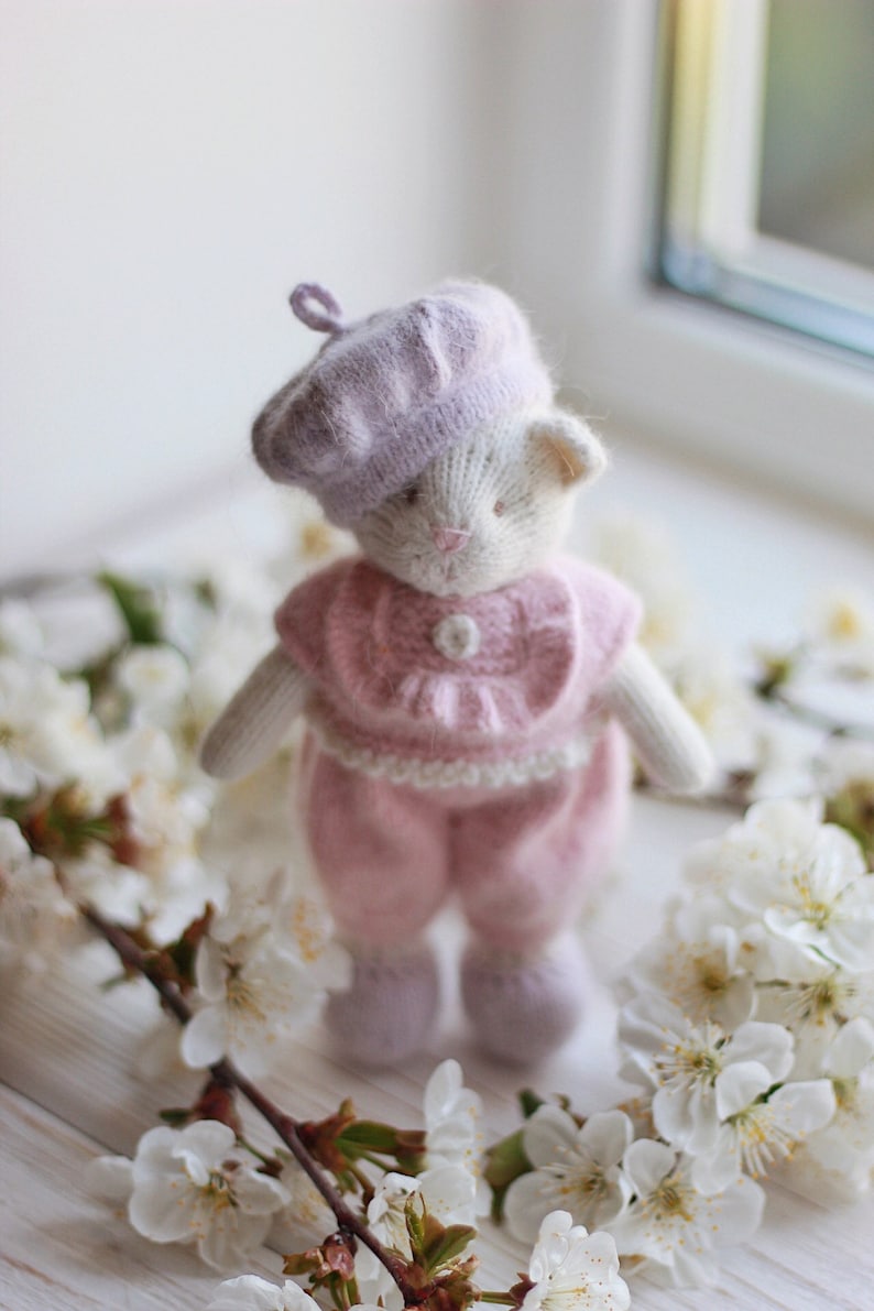 Rosette Cat Knitting Pattern
