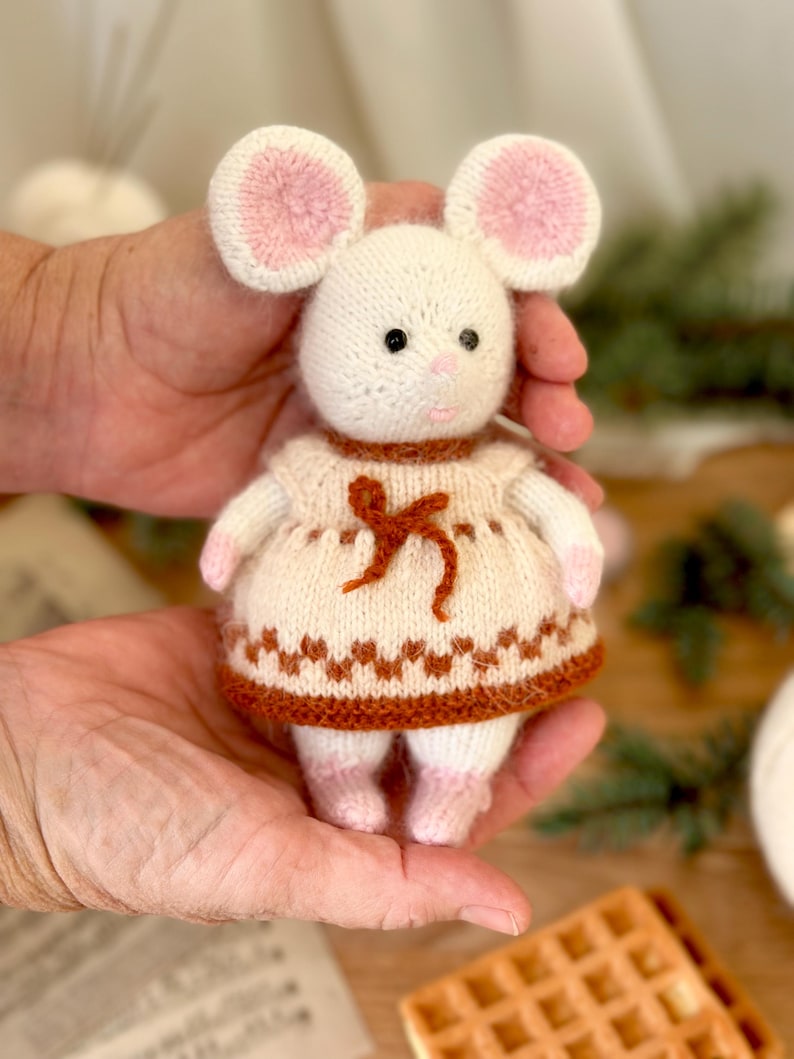 Elegant Mouse Knitting Pattern