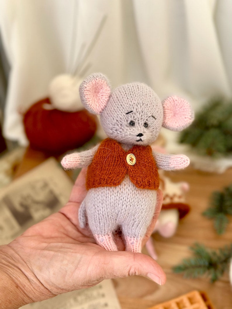 Elegant Mouse Knitting Pattern
