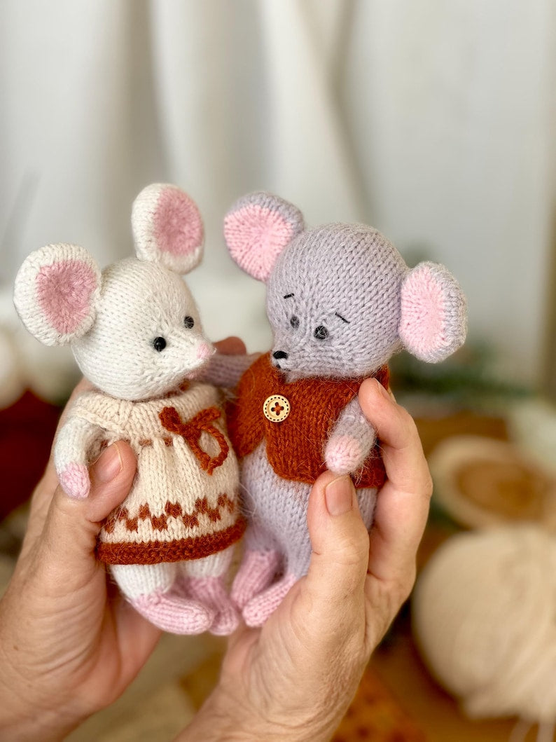 Elegant Mouse Knitting Pattern