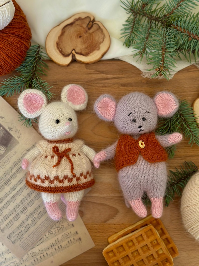 Elegant Mouse Knitting Pattern