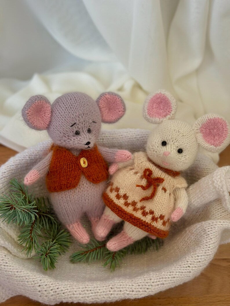 Elegant Mouse Knitting Pattern