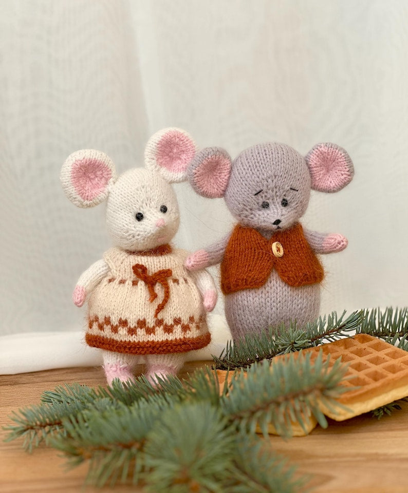 Elegant Mouse Knitting Pattern